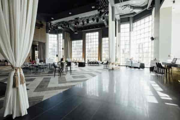 Metropolis Events main space: industrial high-ceiling venue for corporate networking and galas.
