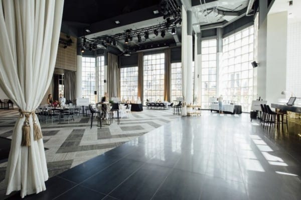 Metropolis Events main space: industrial high-ceiling venue for corporate networking and galas.