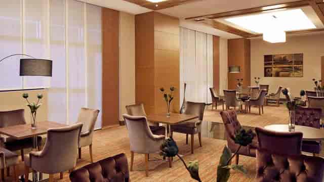 Kadikoy Meeting Room at Mercure Istanbul: Elegant lounge for VIP receptions and networking events.