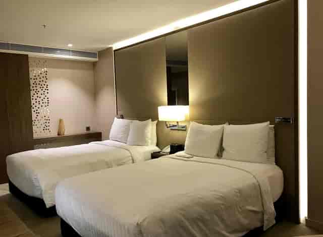 Modern twin hotel room at Istanbul Marriott Sisli for corporate travel and business accommodation.
