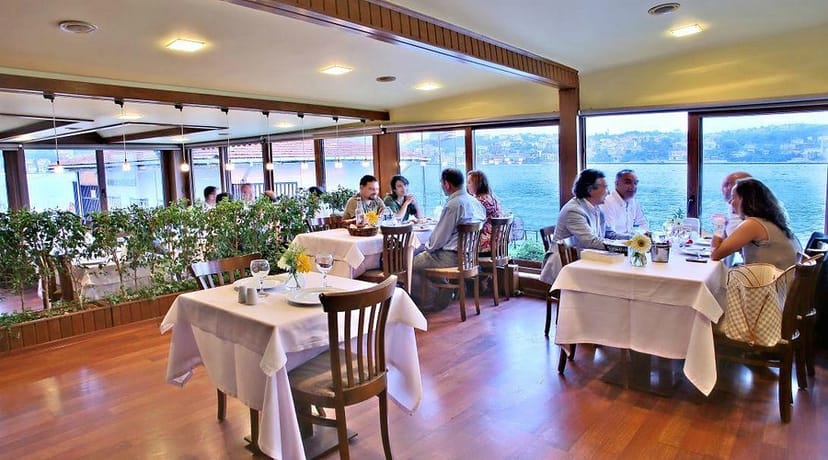 Yakamoz Divan waterfront corporate dinner setting for high-end professional networking events.
