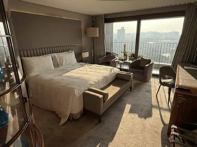 John Jacob Astor Boardroom at St. Regis Istanbul: ergonomic workspace for VIP corporate meetings.