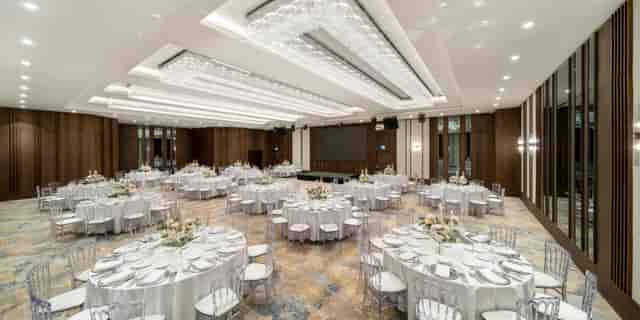 Modern ballroom at Crowne Plaza Istanbul, featuring ghost chairs, for corporate galas and events.