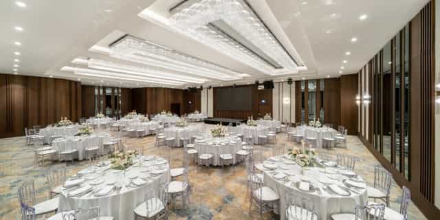 Modern ballroom at Crowne Plaza Istanbul, featuring ghost chairs, for corporate galas and events.