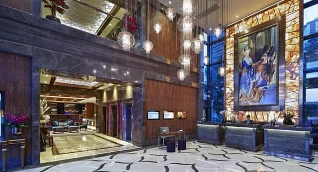 Luxury Pera 3 meeting room with polished stone at Uranus İstanbul Topkapı for corporate events.