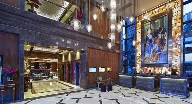 Luxury Pera 3 meeting room with polished stone at Uranus İstanbul Topkapı for corporate events.