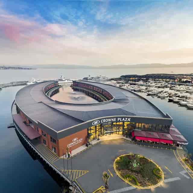 Piri Reis waterfront venue at Crowne Plaza Istanbul for corporate events and incentive travel.