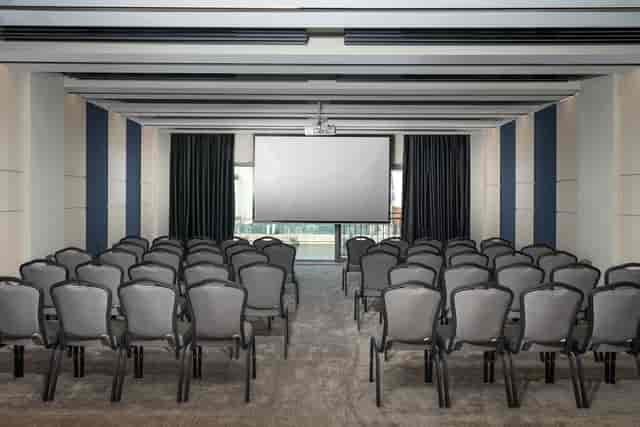 Theater-style meeting room at Crowne Plaza Istanbul for corporate seminars and professional events.