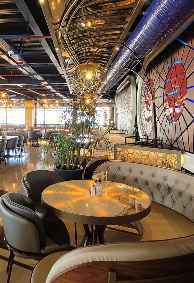 Chaka Bey venue at Crowne Plaza Istanbul: plush seating for corporate mixers and VIP dinners.