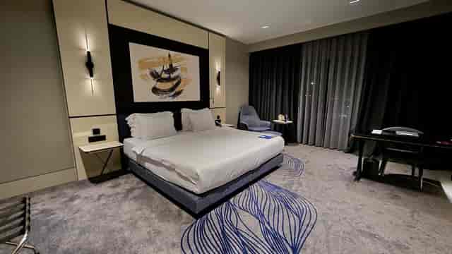 Modern meeting room with premium workspace at Crowne Plaza Istanbul Viaport for corporate events.