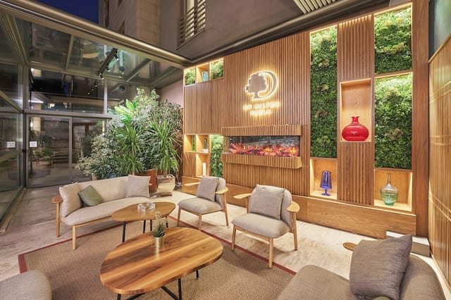 DoubleTree Istanbul Tuzla meeting room: biophilic design for corporate networking and workshops.