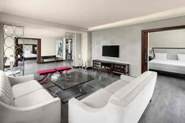Executive suite breakout area at DoubleTree Gayrettepe for VIP board meetings and negotiations.