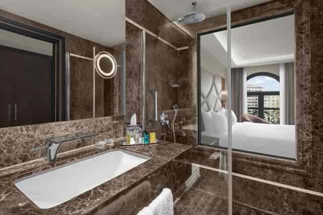 Luxury marble bathroom in DoubleTree Istanbul Gayrettepe for VIP executive retreats.