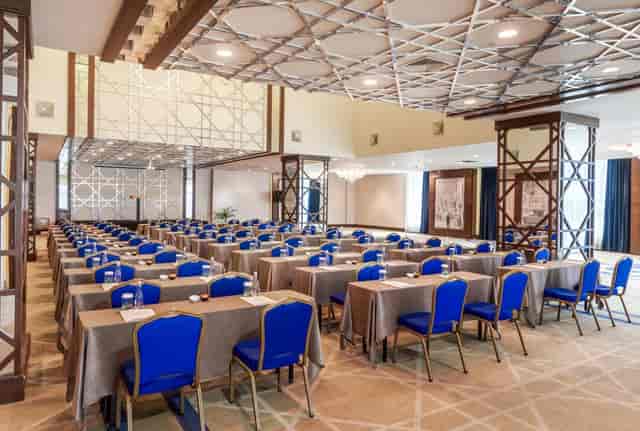 Kaya İstanbul Convention Hall: Classroom-style seating for professional events and conferences.