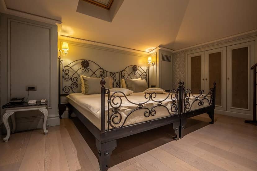 Twin suite at MFB Tarabya Hotel featuring wrought-iron beds for corporate events and travel.
