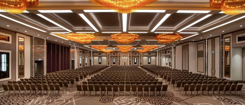Hilton Istanbul Bakirkoy pillar-free ballroom for corporate events and plenary sessions.