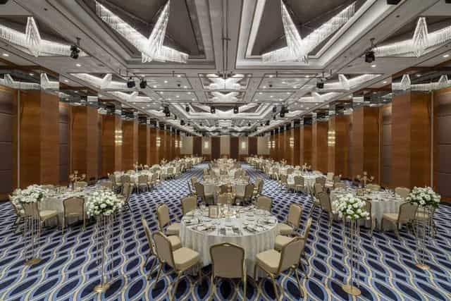Pillar-free ballroom at DoubleTree Istanbul, perfect for gala dinners and corporate banquet events.