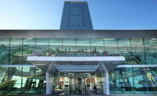 Modern DoubleTree Istanbul Avcilar suite, spacious conference venue for corporate events.