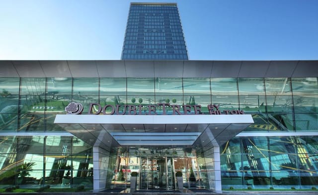 Modern DoubleTree Istanbul Avcilar suite, spacious conference venue for corporate events.