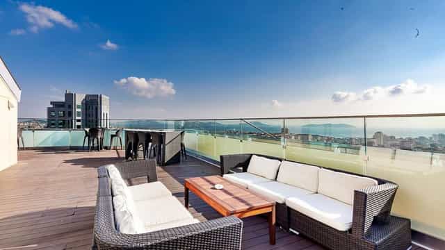 Rooftop lounge at Dedeman Bostancı with panoramic views for corporate networking and team events.