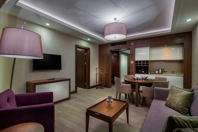Executive suite with wet bar for VIP briefings and professional networking at DoubleTree Istanbul.