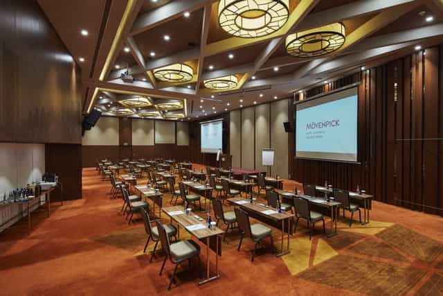 Pierre Loti meeting room with classroom setup for professional seminars and corporate training.