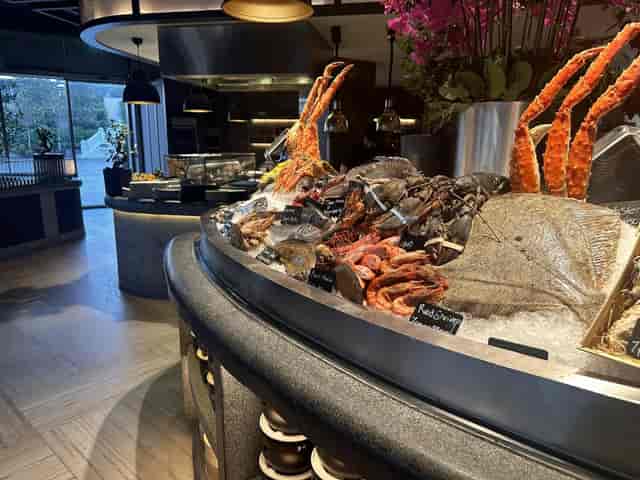 Luxury seafood raw bar at Jasmine Ballroom, Novikov Istanbul for corporate gala and event catering.