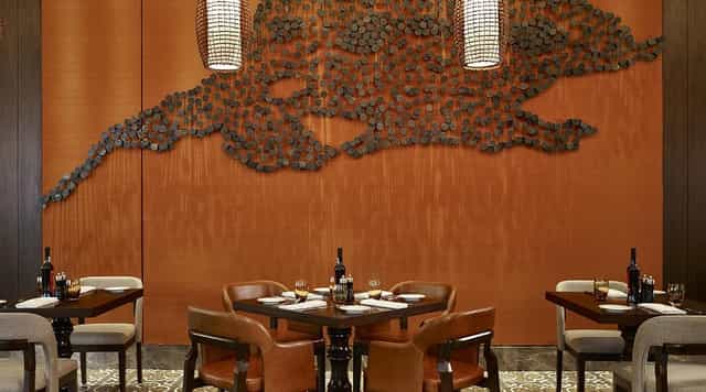 Brizo Restaurant Istanbul: intimate high-end dining room for executive lunches and networking.