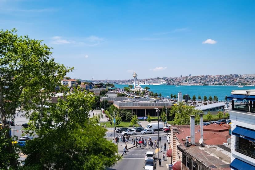 Hotel in May Üsküdar: Waterfront luxury venue for executive retreats and incentive trips.