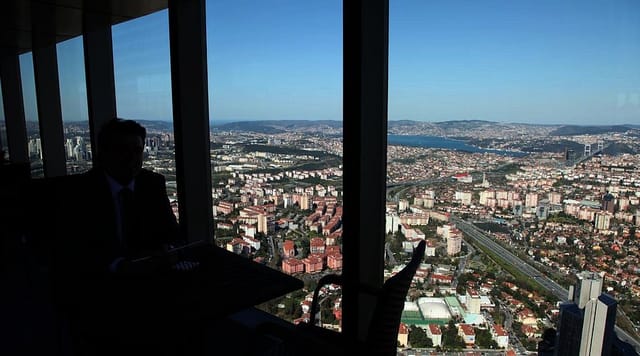 Vista Cafe Sapphire Skydeck: Panoramic executive meeting room for corporate events and workshops.