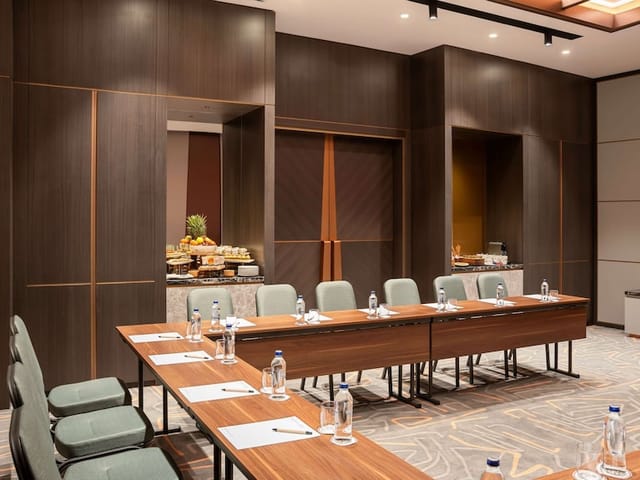 U-shape boardroom at Mövenpick Istanbul Marmara Sea for high-end corporate meetings and conferences.