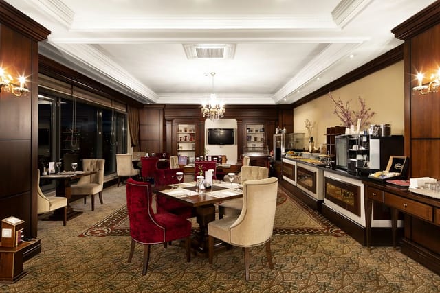 Crowne Plaza Istanbul Florya Club Lounge for VIP corporate meetings and networking events.