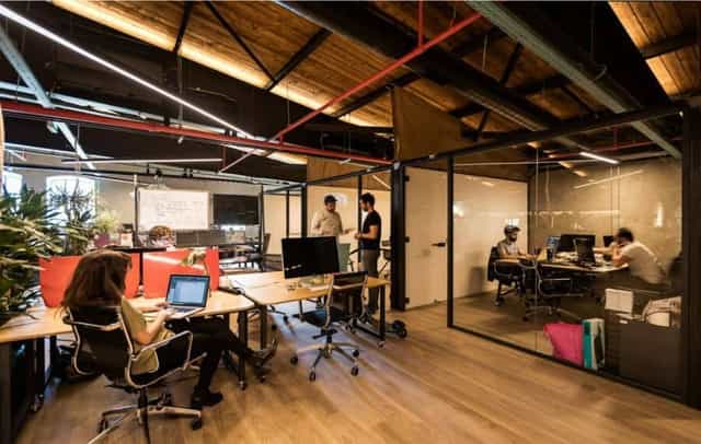 Modern private office in HUB Istanbul with glass meeting rooms for coworking and hybrid events.