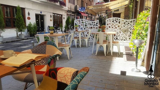 Networking reception at Galata Istanbul Hotel cafeteria featuring decorative privacy screens.