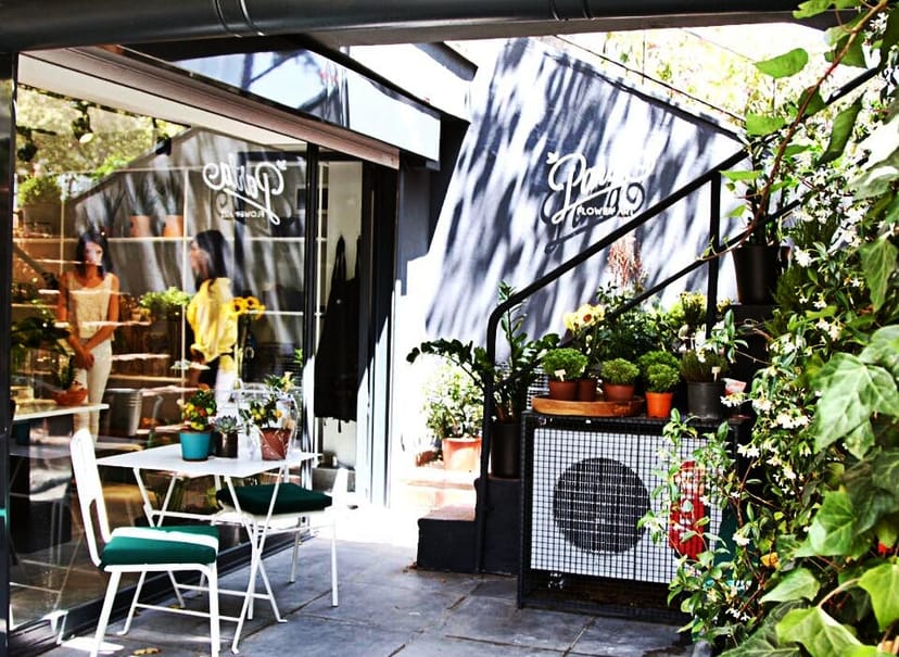 Outdoor networking breakout space by Parla Flower Art & Events featuring floral design.