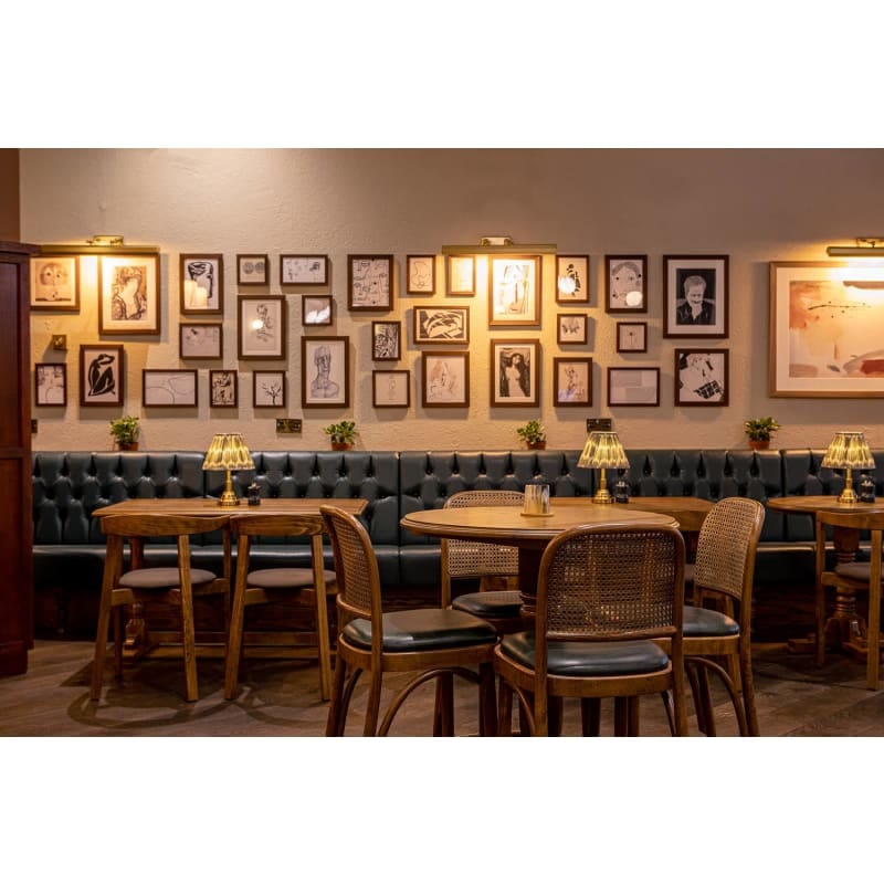 Café in Faim: Tufted banquette seating for networking events and business meetings.