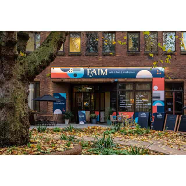 Bar in Faim: Versatile venue for professional workspaces and networking events.