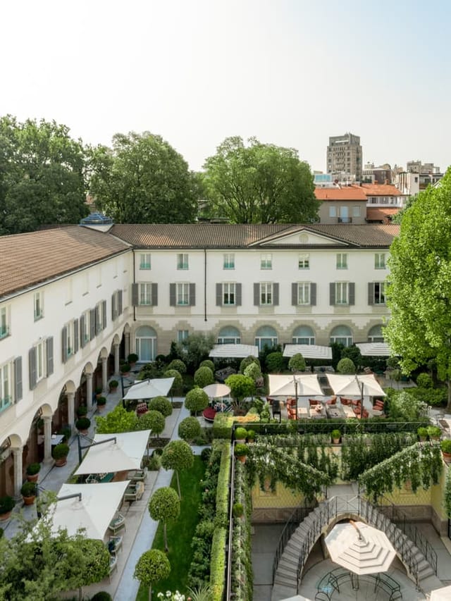 Teatro Room at Four Seasons Milano: Historic courtyard for luxury cocktail receptions and events.