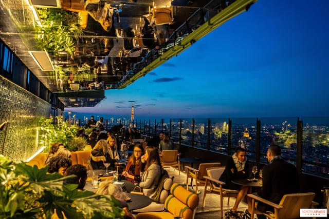 Rooftop lounge in Paris with cozy seating for premium corporate receptions and networking events.