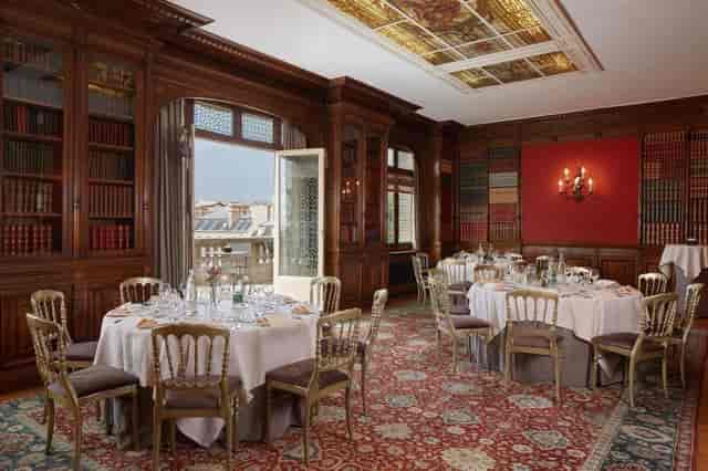 Boardroom at Salon Majestic Hôtel Raphael, historic library setting for VIP meetings and dinners.