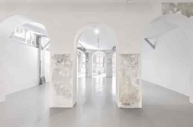 Industrial-chic gallery space with modular layout for exhibitions and pop-up events.