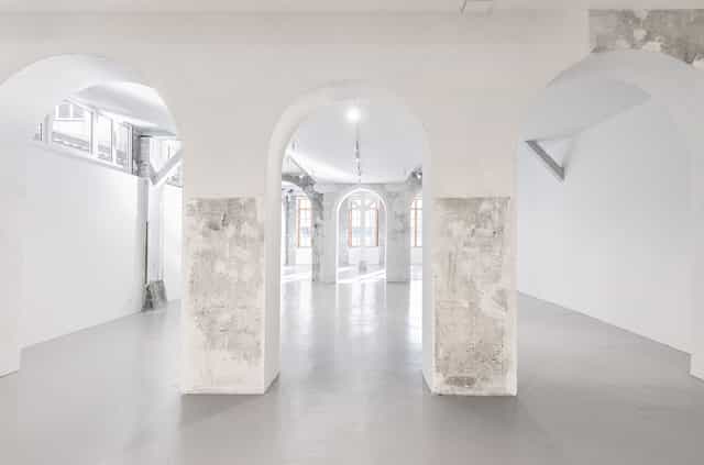 Industrial-chic gallery space with modular layout for exhibitions and pop-up events.