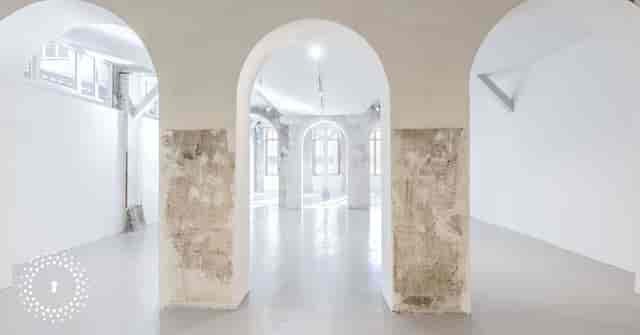 Industrial-chic blank canvas venue at La Galerie Au Roi for pop-up shops and art installations.