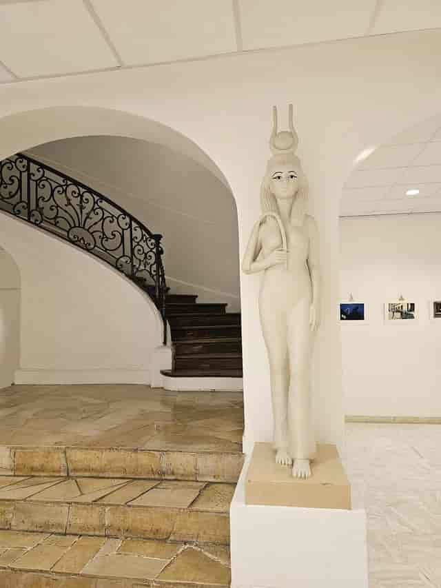 Denderah Room event venue featuring architectural statue; ideal for conferences or workshops.