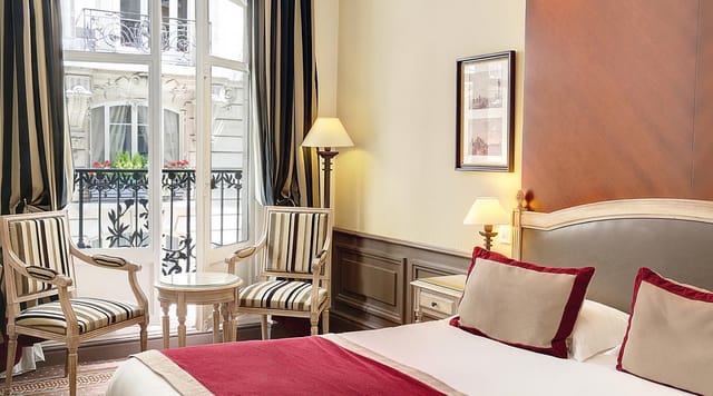 Upscale Parisian lounge at Hôtel Trocadero La Tour for executive retreats and incentive travel.