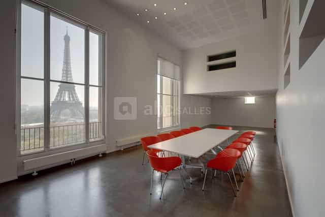 Minimalist Salon Eiffel boardroom with iconic Eiffel Tower view for corporate meetings and events.