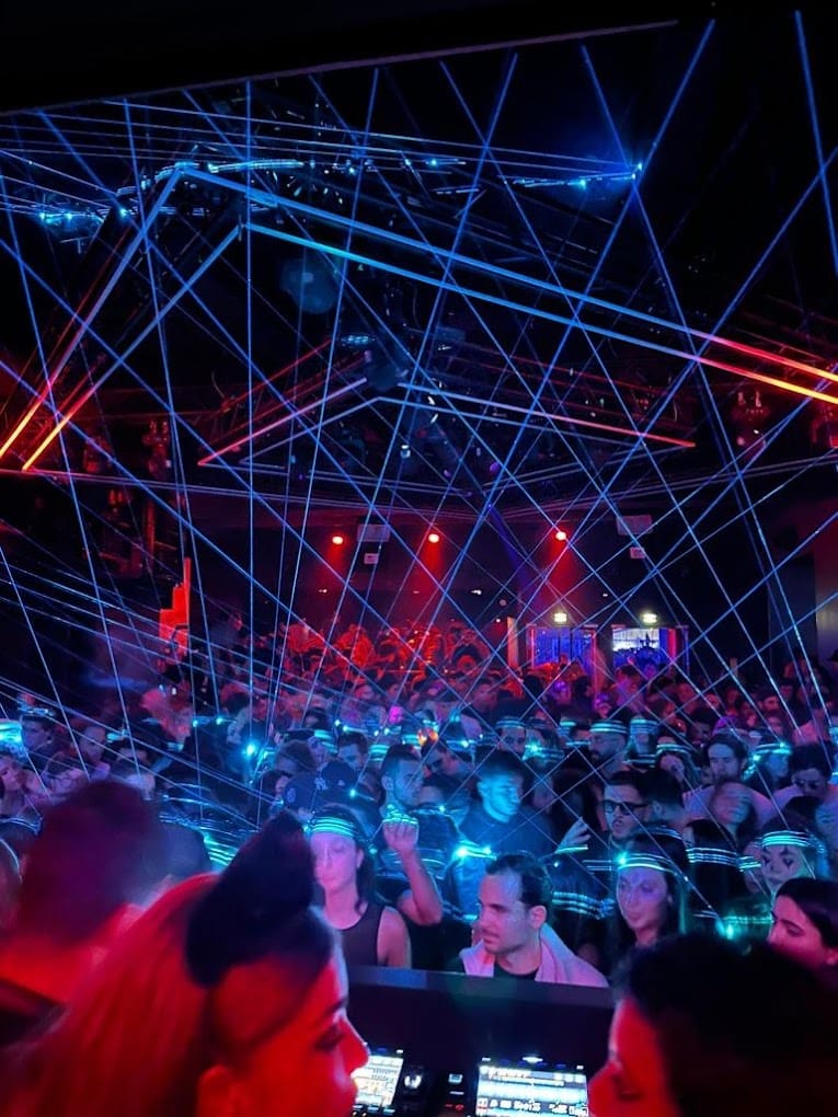 Mezzanine at GATE Club Paris: Immersive laser lighting for high-energy nightlife and club events.