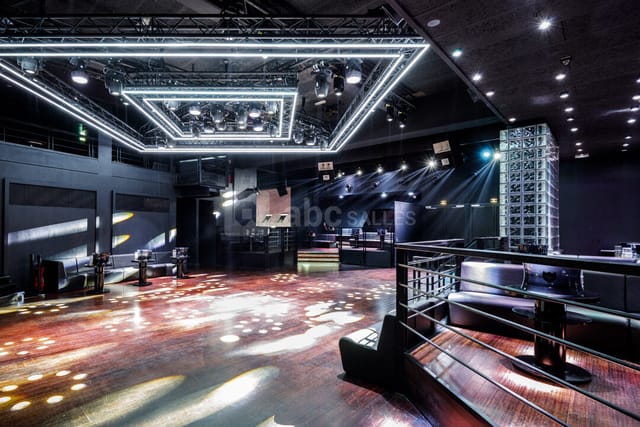 Mezzanine at GATE Club Paris: High-end lounge for corporate galas and product launches.