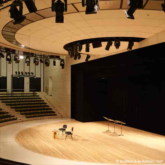 Amphithéâtre Olivier Messiaen auditorium with stage rigging for corporate events and lectures.