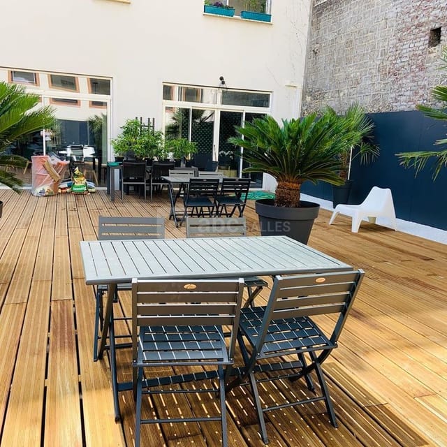 Modular patio seating on Le Meeting Place terrace for networking events and corporate lunch setups.